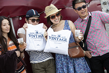 Particiants ANJOU VELO VINTAGE avec leurs musettes vacances à vélo