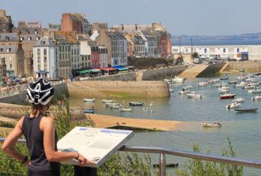 Cycliste devant le port Douarnenez étape séjour à vélo