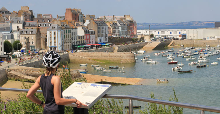 Cycliste devant le port Douarnenez étape séjour à vélo