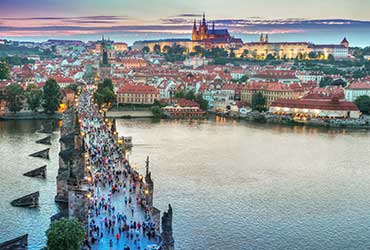 Prague, vue de la rivière du vieux pont et de la ville, étape vacances à vélo