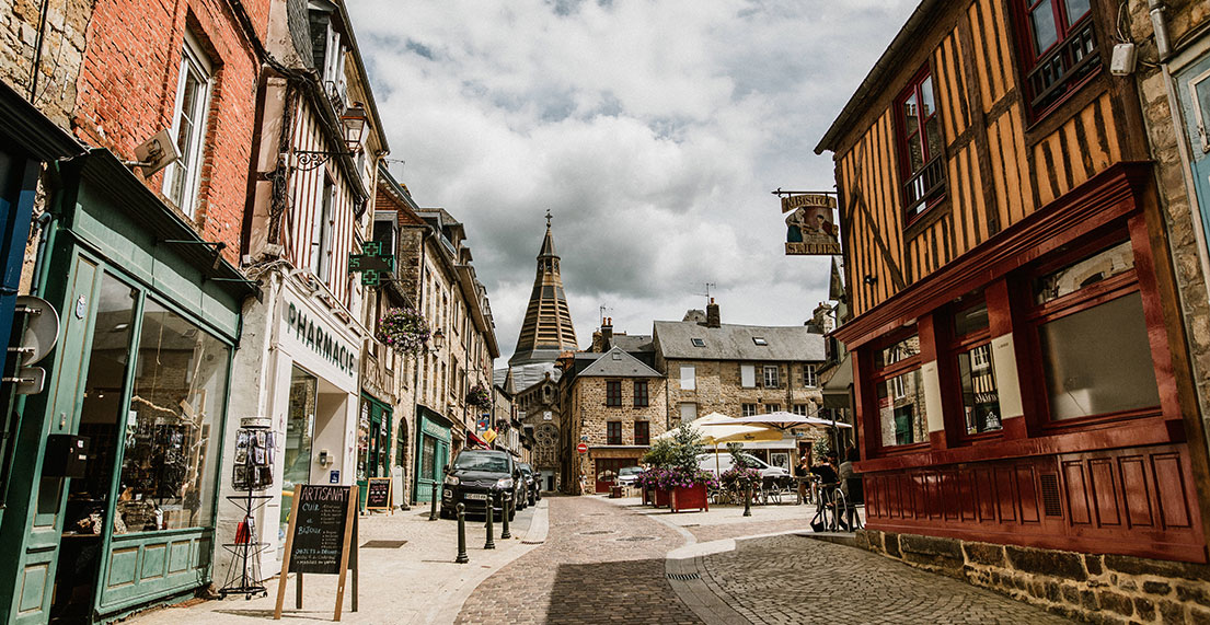 La ville pavée de Domfront et ses maisons à pants de bois