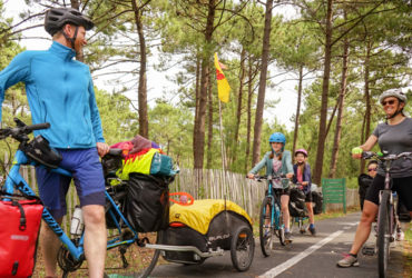 Famille à vélo sur la vélodyssée vélo route forestière