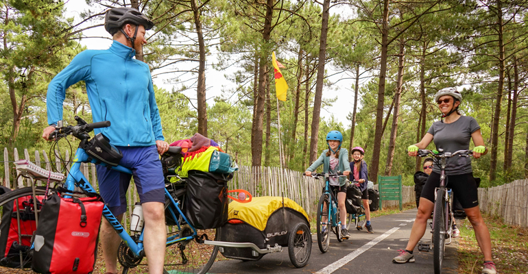 Famille à vélo sur la vélodyssée vélo route forestière