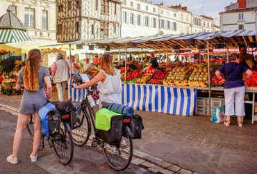 Balade sur le marché 2 cyclistes à pied