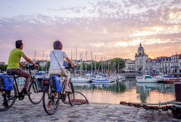 Sur le port à vélo au coucher du soleil