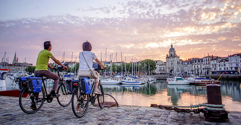 Sur le port à vélo au coucher du soleil