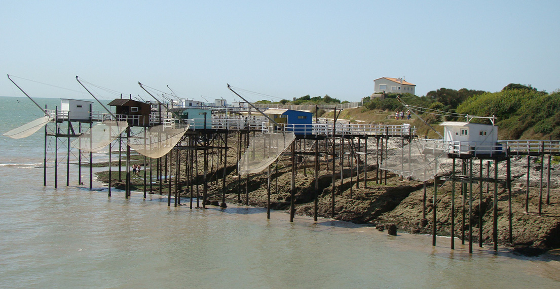 Des cabanes de paludier sur pilotis