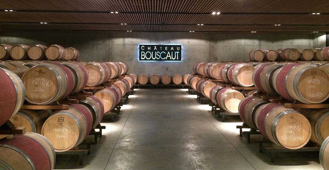 Une cave à vin avec ses nombreux tonneaux