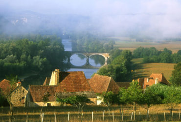 Paysage du perigord Hameau rivière et pont de pierre,