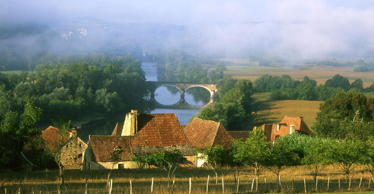 Paysage du perigord Hameau rivière et pont de pierre,