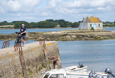 Un cycliste roule sur le port de Saint Cado