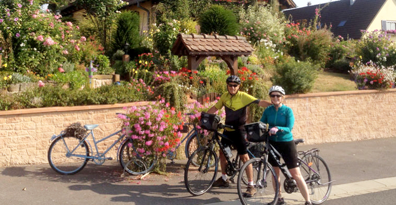 alsace a velo couple pendant leur séjour à vélo