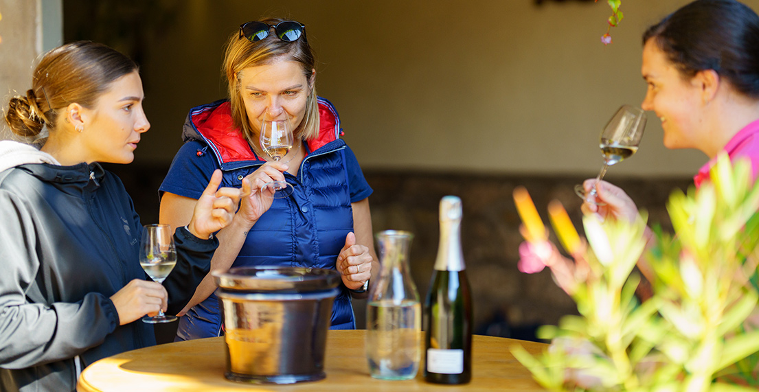 Un groupe de femmes réalise une dégustation de vins d'Alsace