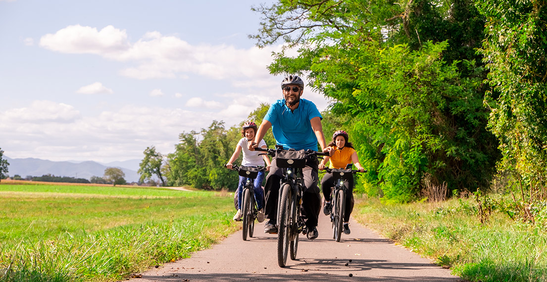 Un groupe de cyclistes roule le long des canaux