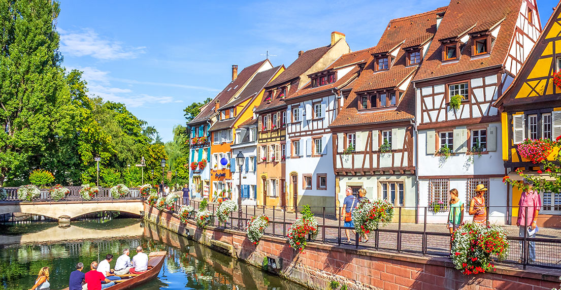 Colmar et ses maison a pant de bois fleuries le long des canaux