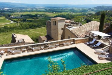 Vue de la piscine de Crillon le Brave