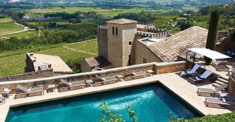 Vue de la piscine de Crillon le Brave