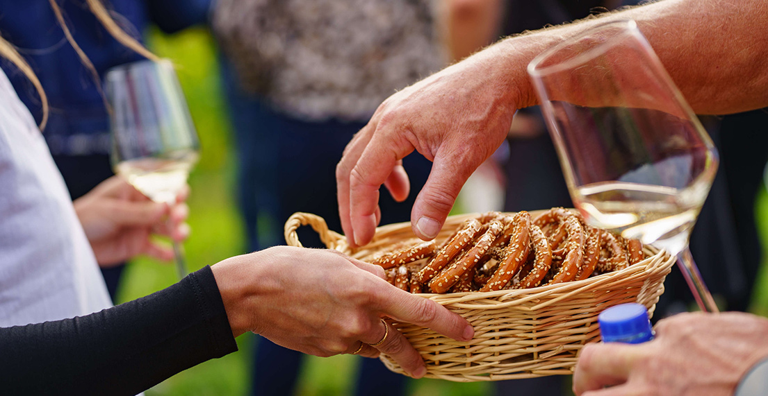 Une dégustation de vins et de bretzels