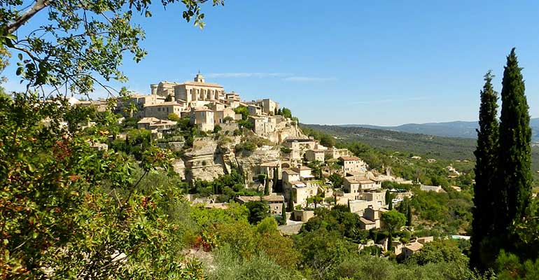 Vue du village de Gordes Le petit tour du Luberon