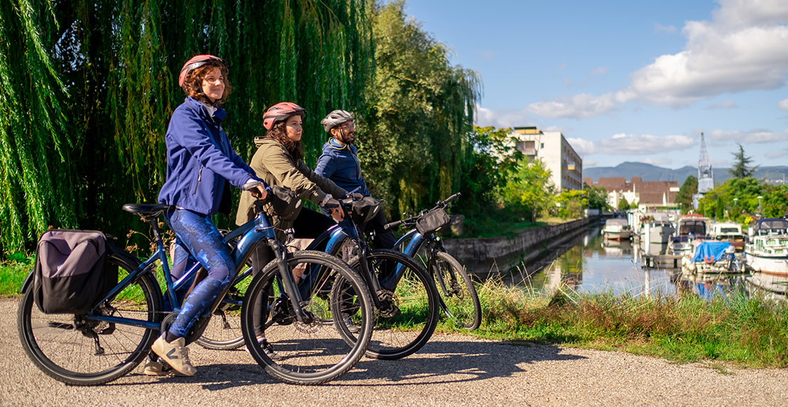 Un groupe de cyclistes roule le long des canaux