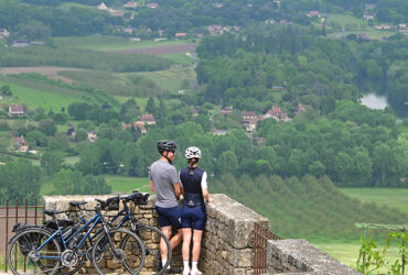 Deux cyclistes admirant un panorama sur la campagne