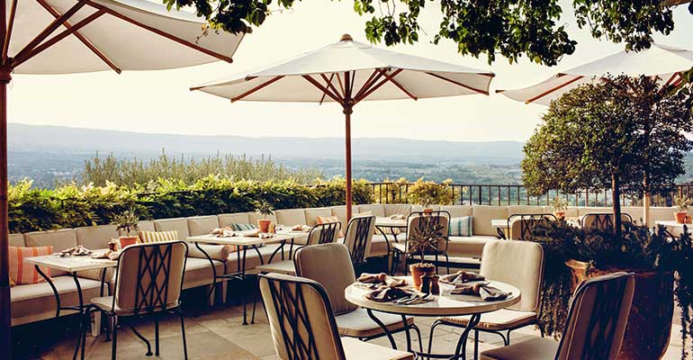 Déjeuner en terrasse avec vue en Provence