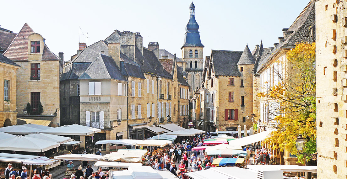 Le marché de Sarlat et ses nombreux commercants