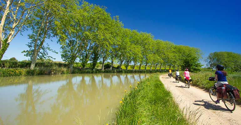 cyclistes sur le Canal du Midi à vélo