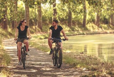 Vélo bord du Canal du Midi sous les platanes