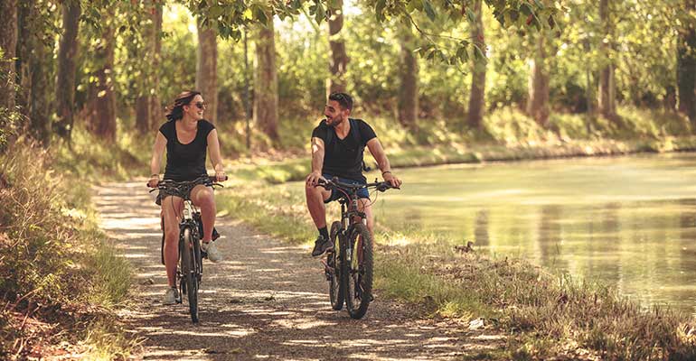 Vélo bord du Canal du Midi sous les platanes