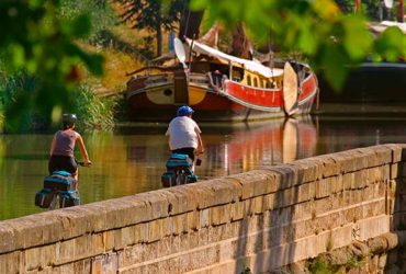 cyclistes sur le Canal du Midi à vélo, péniche