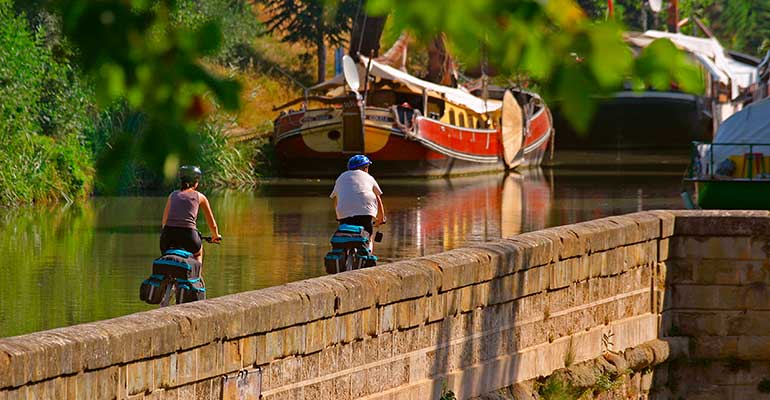 cyclistes sur le Canal du Midi à vélo, péniche