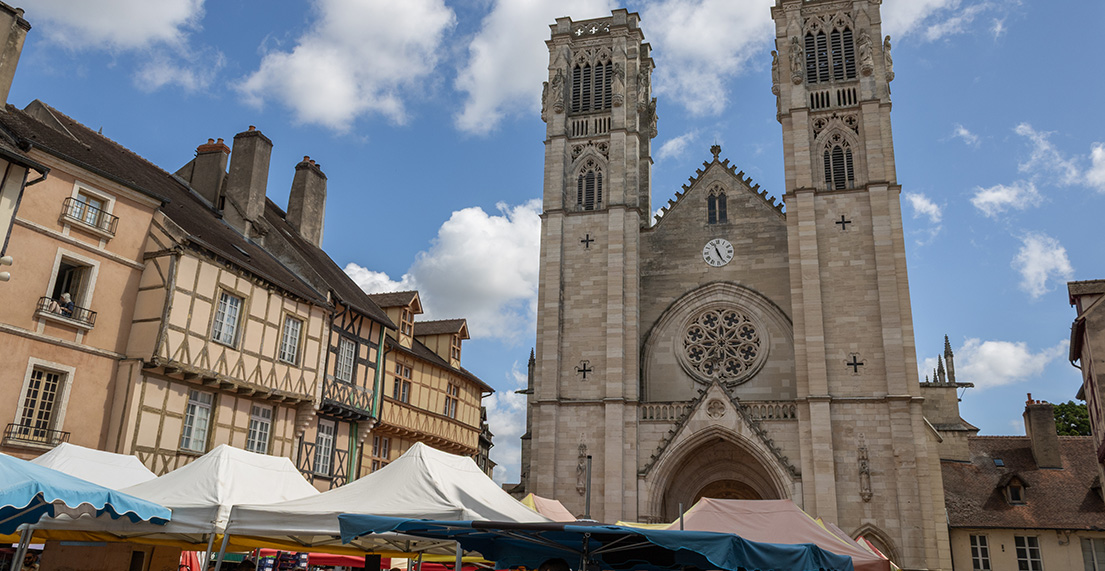 Place du marche avec la Cathedrale de Saint Vincent
