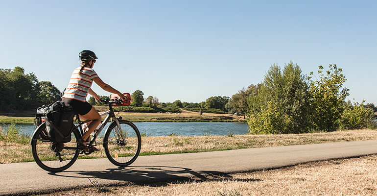 Jeune femme en vélo sur la Voie Bleue