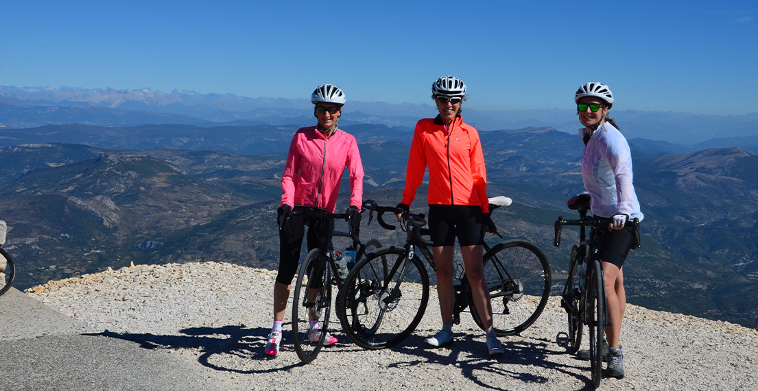 Trois cyclistes posent en haut du Mont Ventoux