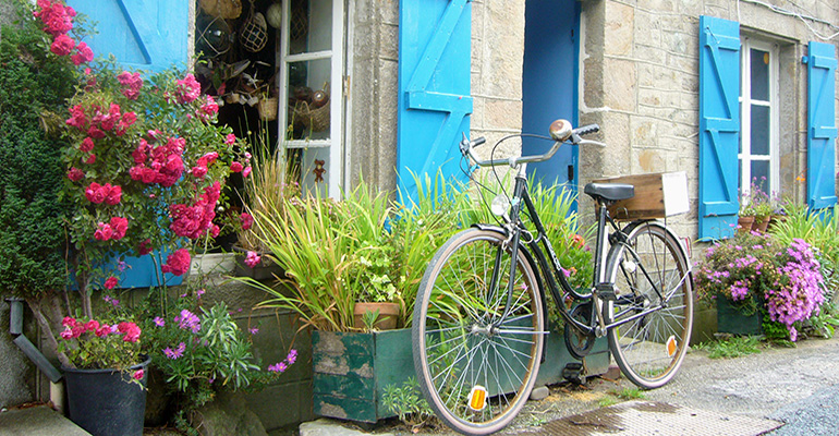 maison volet bleu vélo ancien fleur