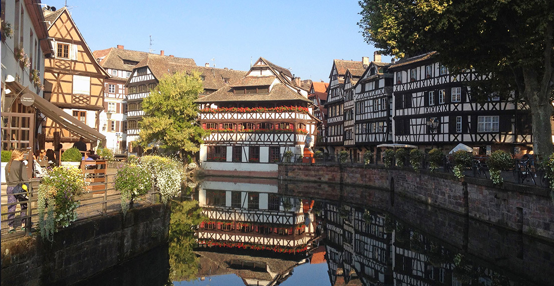 Colmar et ses maison a pant de bois fleuries le long des canaux