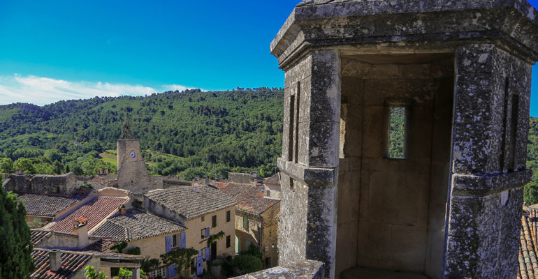 en Provence le village de Ansouis classé parmi les plus beaux villages de France