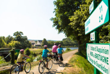 famille à vélo sur le canal de nantes à brest