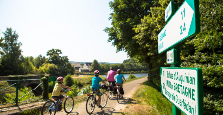 famille à vélo sur le canal de nantes à brest