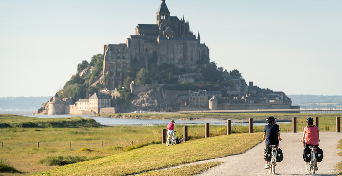 Un couple de cycliste roule vers le Mont Saint-Michel