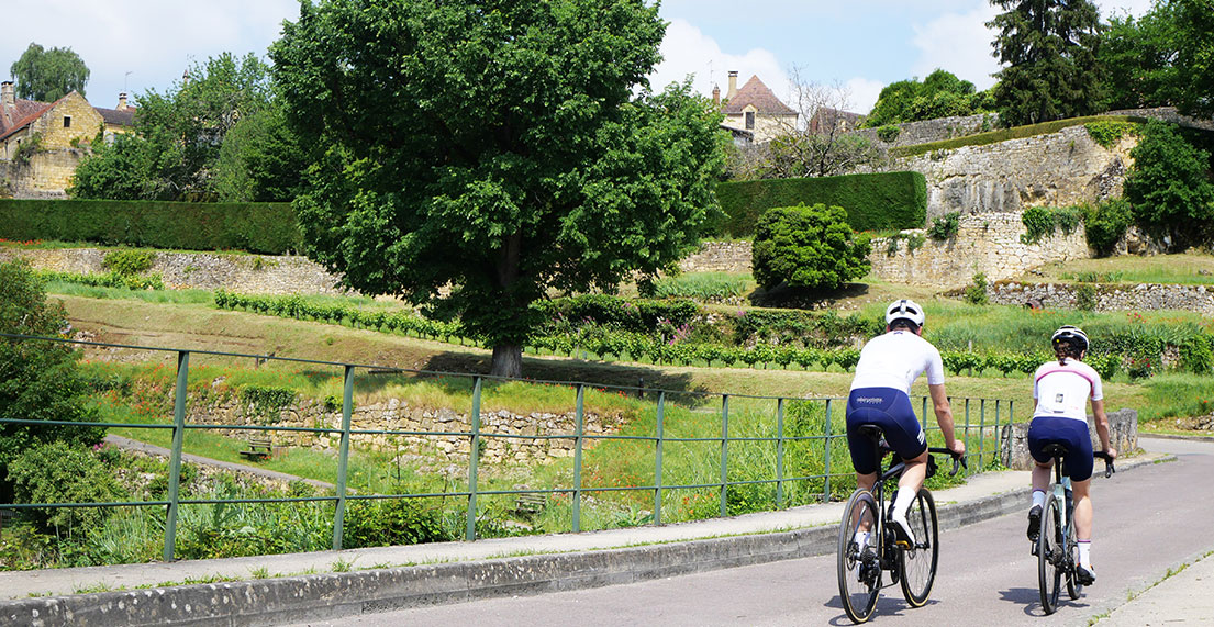 Un couple de cyclistes sur route