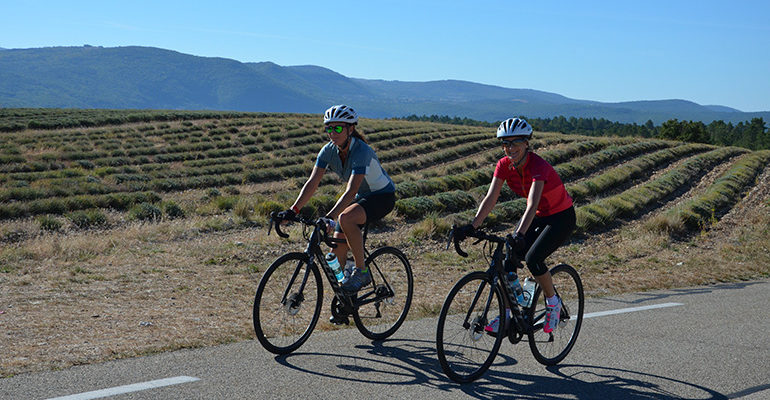 2 femmes à vélo de route en provence