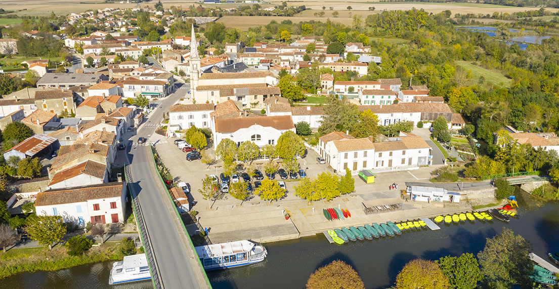 Vue aérienne sur la ville de Damvix traversée par un canal