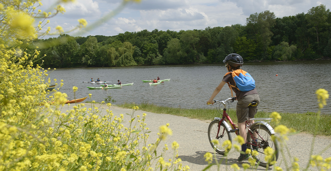 Un garcon roule à vélo le long de la Loire