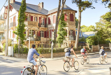 Une famille à vélo roule dans La Baule