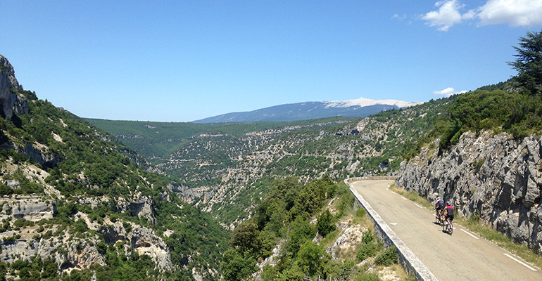 route de montagne de provence, en fond le Mont ventoux domine