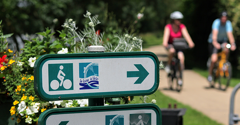 Couple à vélo sur la loire à vélo