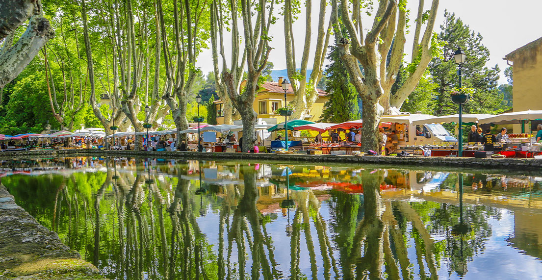 Un marche aux stands colores