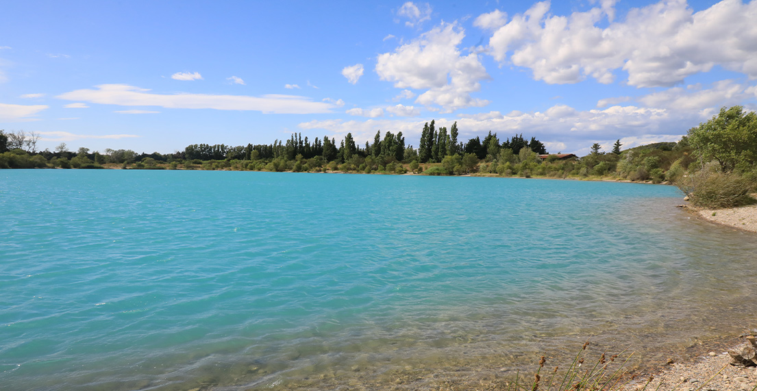 Un lac d'eau turquoise